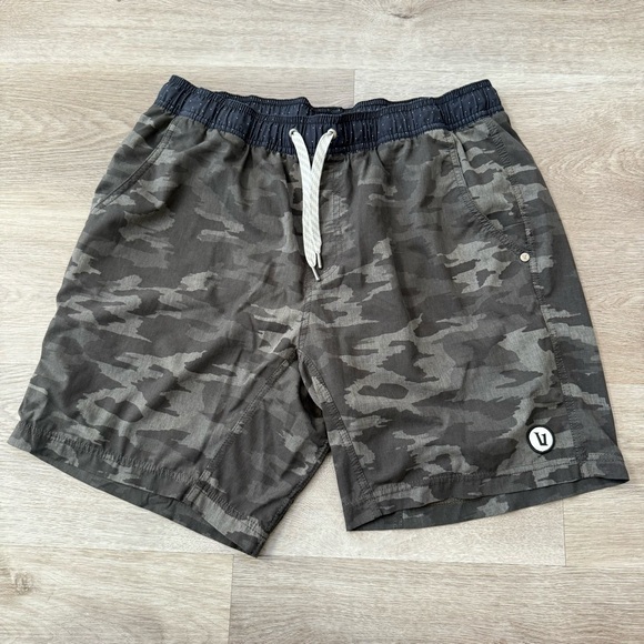 Vuori Kore Shorts Mens Size Large Green Gray Camo Athletic Gym Workout 7.5 Lined - Picture 1 of 8